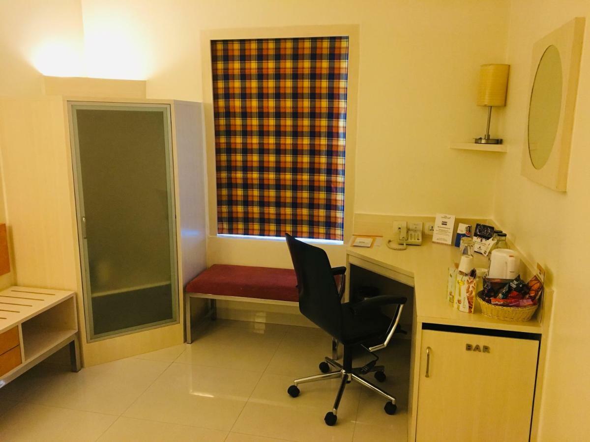 Hometel Chandīgarh Zewnętrze zdjęcie